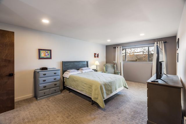 12 Lakeshore Drive NE, Albuquerque, NM 87112