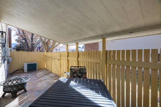 12 Lakeshore Drive NE, Albuquerque, NM 87112