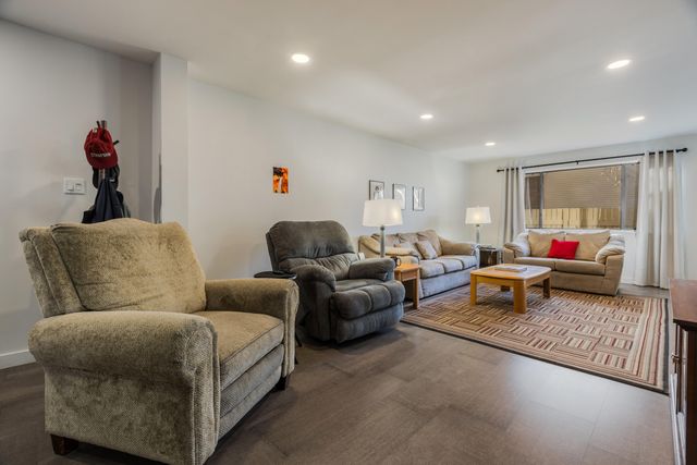 12 Lakeshore Drive NE, Albuquerque, NM 87112