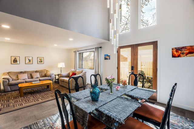 12 Lakeshore Drive NE, Albuquerque, NM 87112