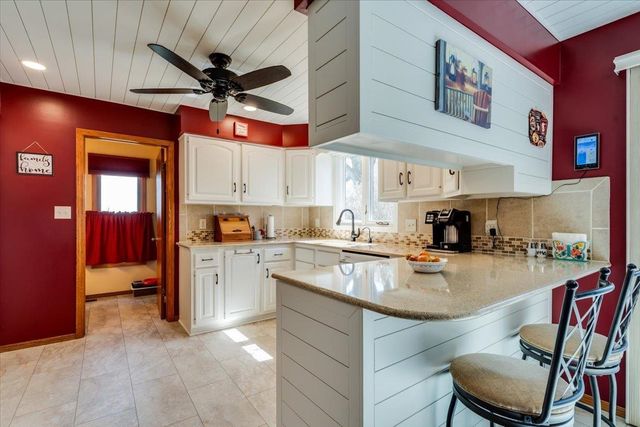 1625 E Sunnydale Lake Cir, Valley Center, KS 67147