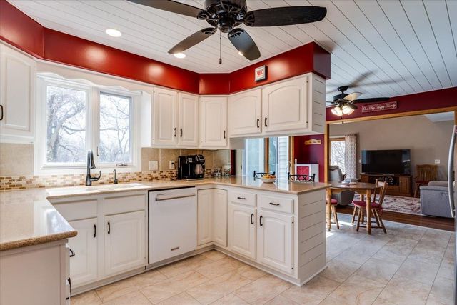 1625 E Sunnydale Lake Cir, Valley Center, KS 67147