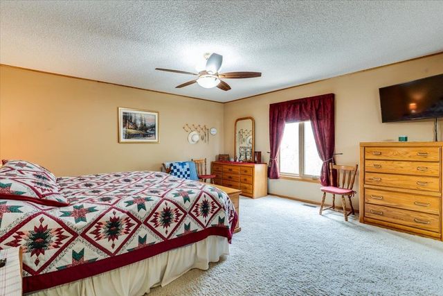 1625 E Sunnydale Lake Cir, Valley Center, KS 67147