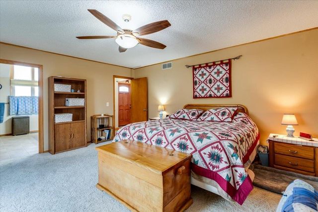 1625 E Sunnydale Lake Cir, Valley Center, KS 67147