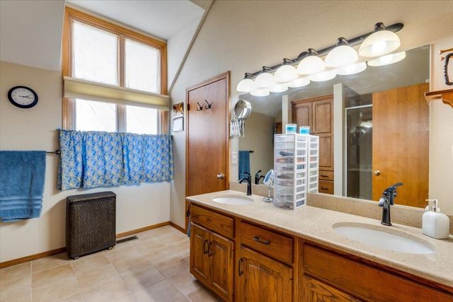 1625 E Sunnydale Lake Cir, Valley Center, KS 67147