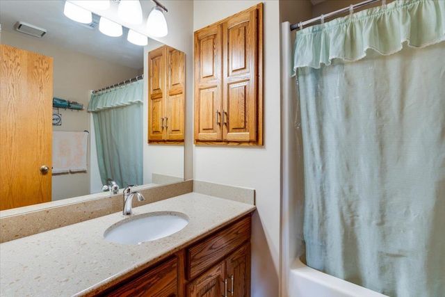 1625 E Sunnydale Lake Cir, Valley Center, KS 67147