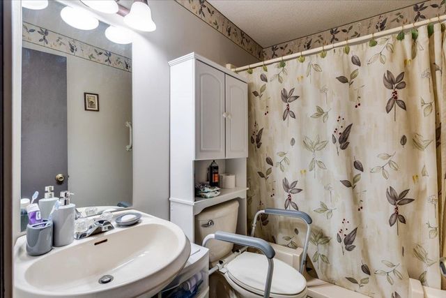 1625 E Sunnydale Lake Cir, Valley Center, KS 67147