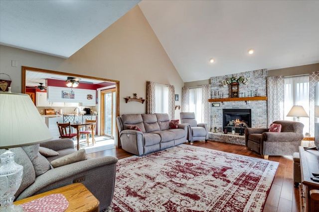 1625 E Sunnydale Lake Cir, Valley Center, KS 67147