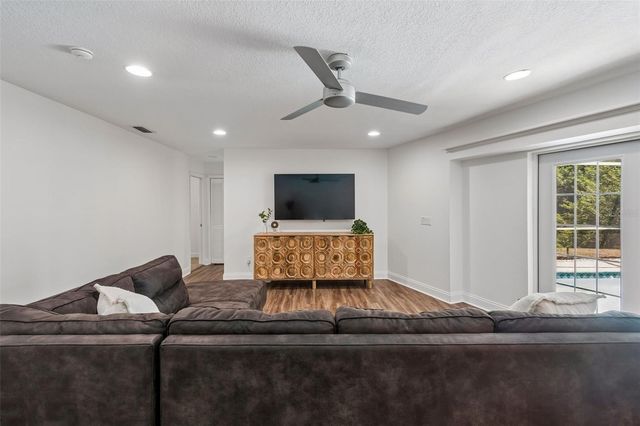 2540 LAKE ELLEN CIRCLE, Tampa, FL 33618