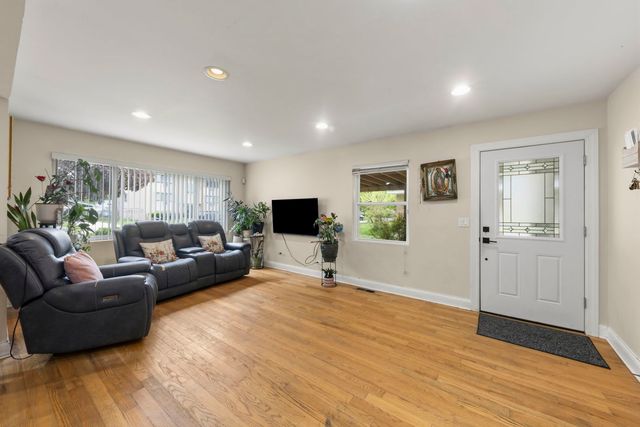 1926 S 16th Avenue, Broadview, IL 60155