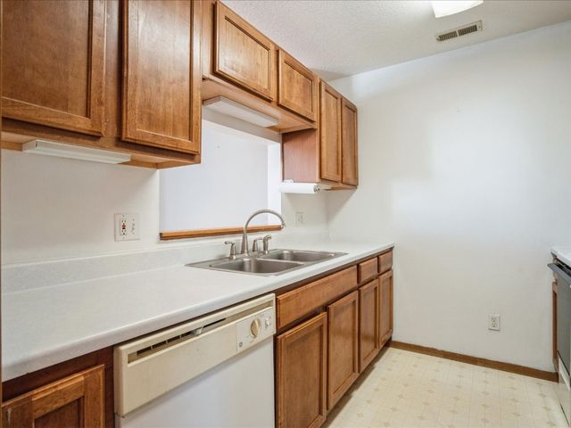 3509 E Avenue NW D, Cedar Rapids, IA 52405