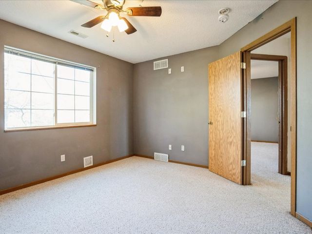 3509 E Avenue NW D, Cedar Rapids, IA 52405