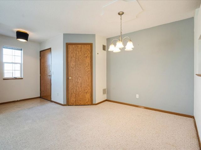 3509 E Avenue NW D, Cedar Rapids, IA 52405