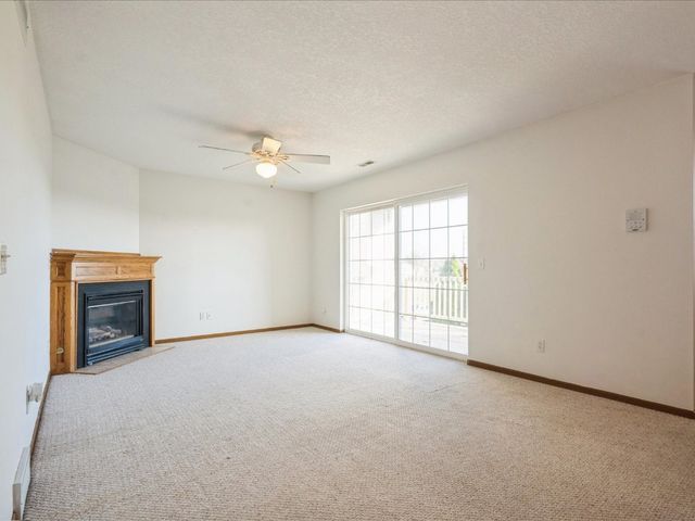 3509 E Avenue NW D, Cedar Rapids, IA 52405