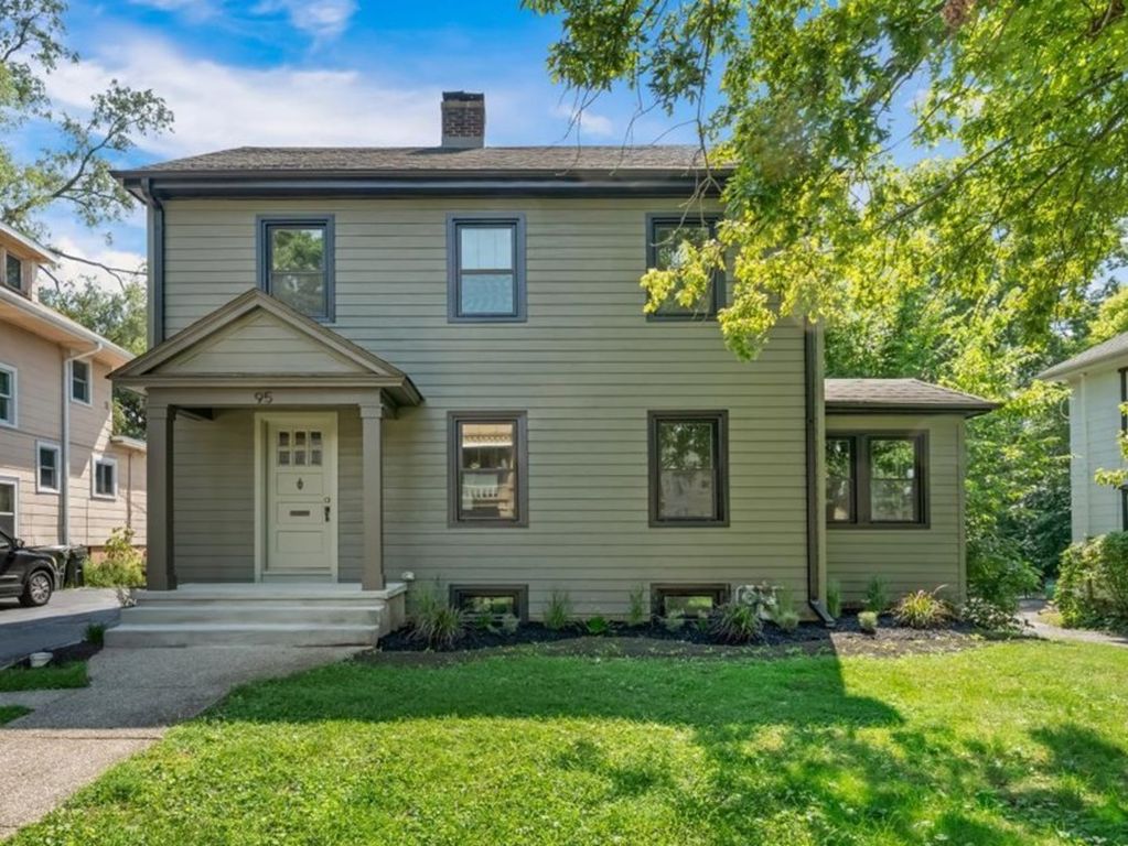 95 Pine Avenue, Riverside, IL 60546