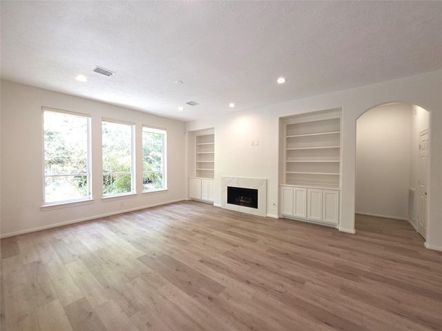 6 Cheshire Glen Court, The Woodlands, TX 77382