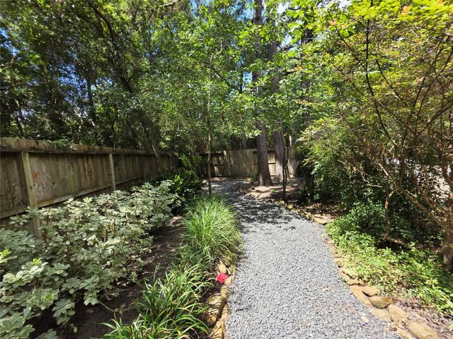 6 Cheshire Glen Court, The Woodlands, TX 77382