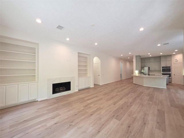 6 Cheshire Glen Court, The Woodlands, TX 77382