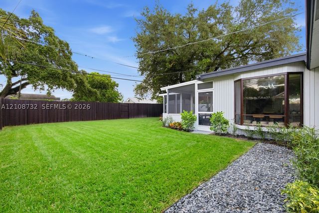 5180 SW 27th Ter, Dania Beach, FL 33312