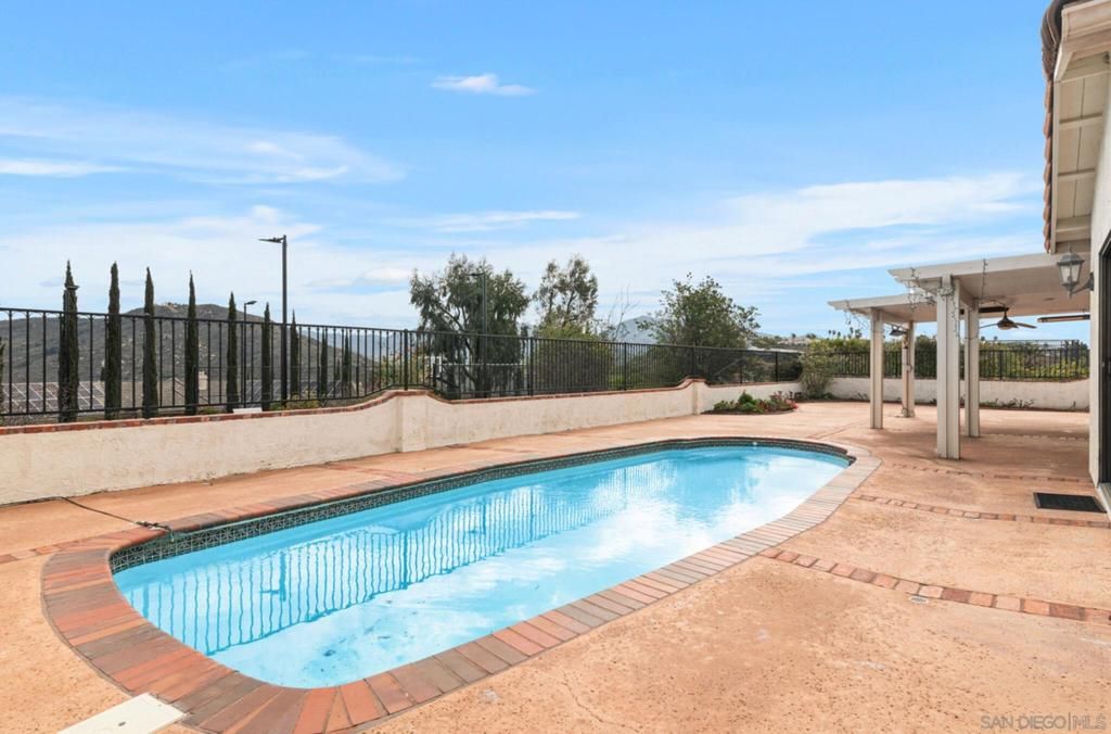 Image 2 of property listing at 18192 Calle Estepona, San Diego, CA 92128