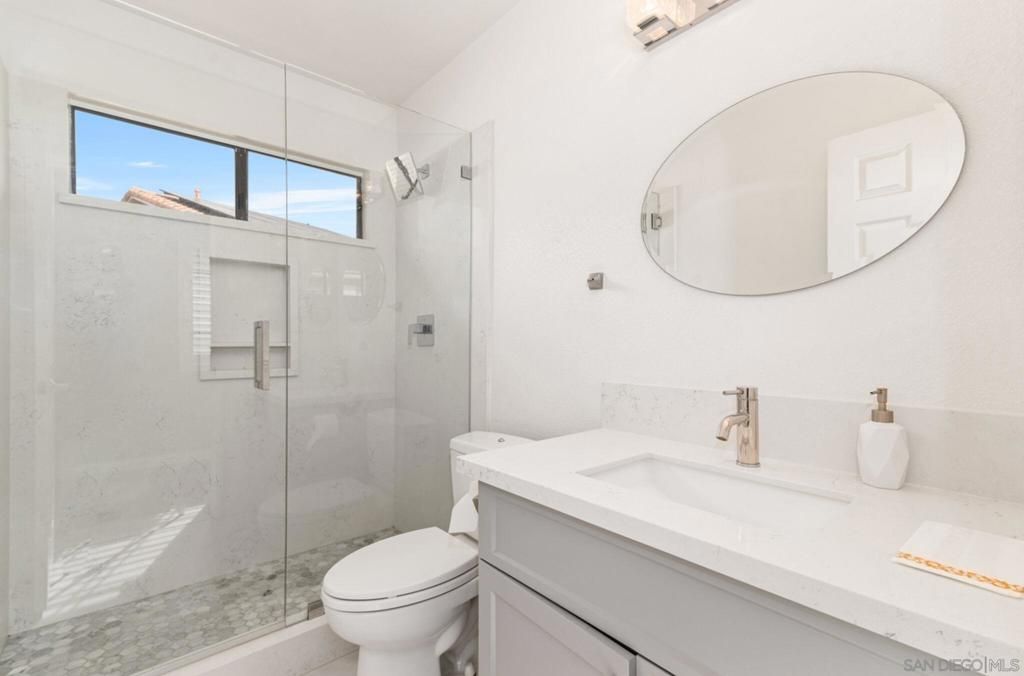 Image 7 of property listing at 18192 Calle Estepona, San Diego, CA 92128