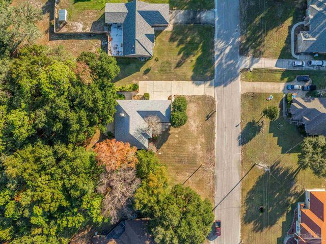 1860 Sparrow Ln, Navarre, FL 32566