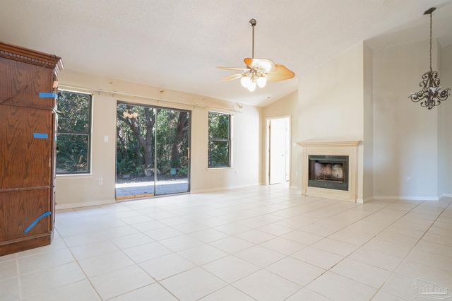 1860 Sparrow Ln, Navarre, FL 32566