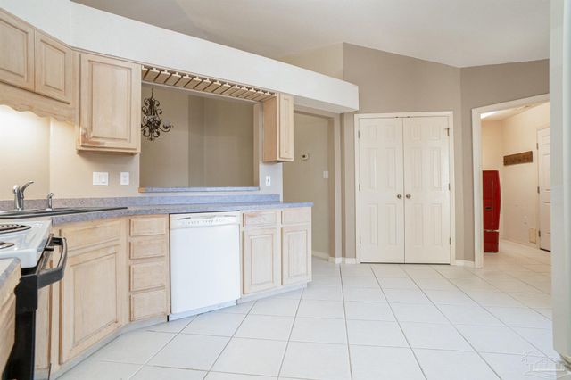 1860 Sparrow Ln, Navarre, FL 32566