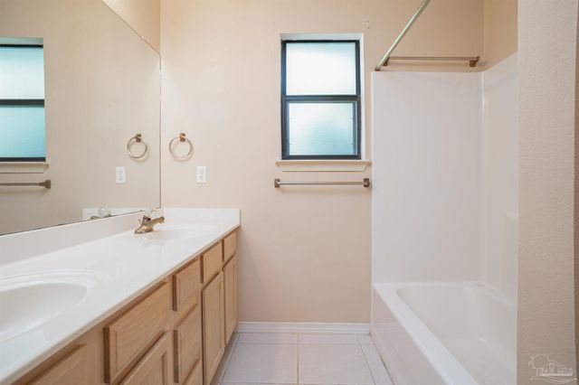 1860 Sparrow Ln, Navarre, FL 32566