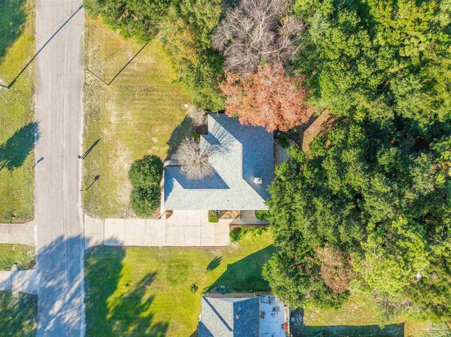 1860 Sparrow Ln, Navarre, FL 32566