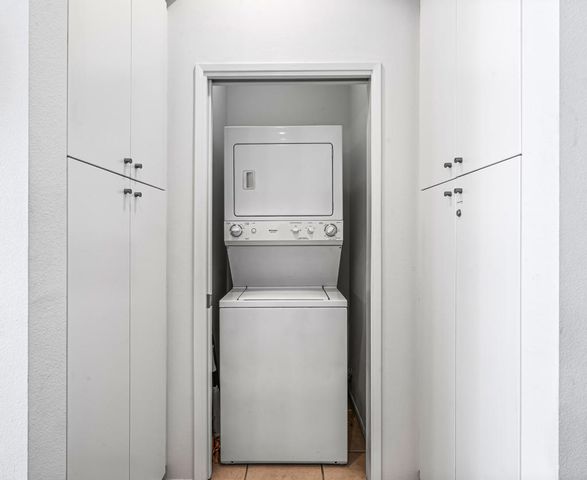 671 E Arenas Road, Palm Springs, CA 92262