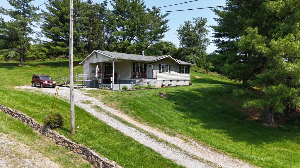 48 Monarch ST, Daleville, VA 24083