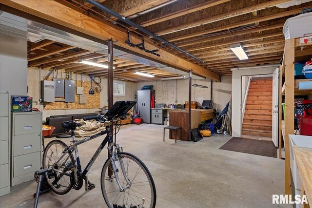 2121 Lake Crest Drive, Springfield, IL 62712