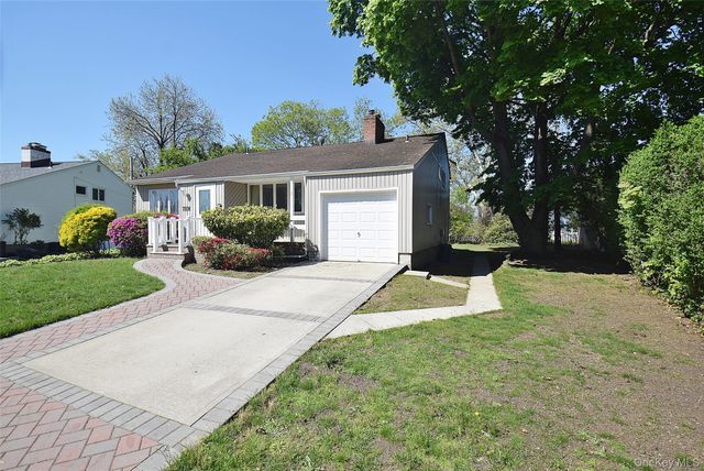 10 Tacoma Lane 1, Syosset, NY 11791
