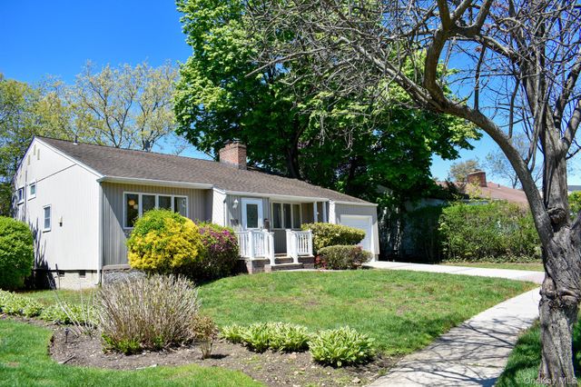 10 Tacoma Lane 1, Syosset, NY 11791