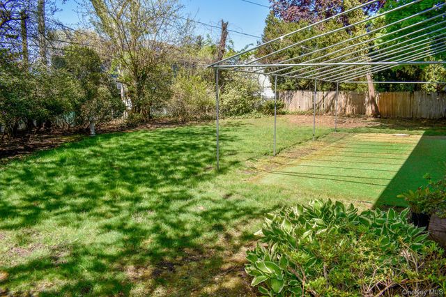 10 Tacoma Lane 1, Syosset, NY 11791