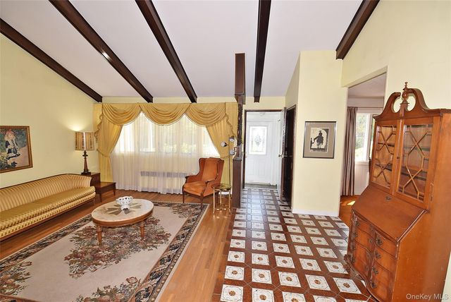 10 Tacoma Lane 1, Syosset, NY 11791