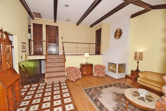 10 Tacoma Lane 1, Syosset, NY 11791
