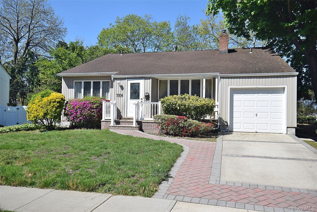 10 Tacoma Lane 1, Syosset, NY 11791