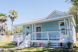 5801 Avenue S 1/2, Galveston, TX 77551