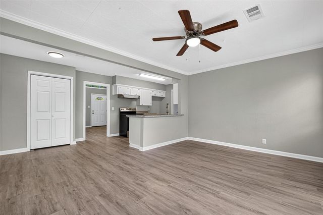 805 N 12th Street, La Porte, TX 77571