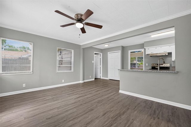 805 N 12th Street, La Porte, TX 77571