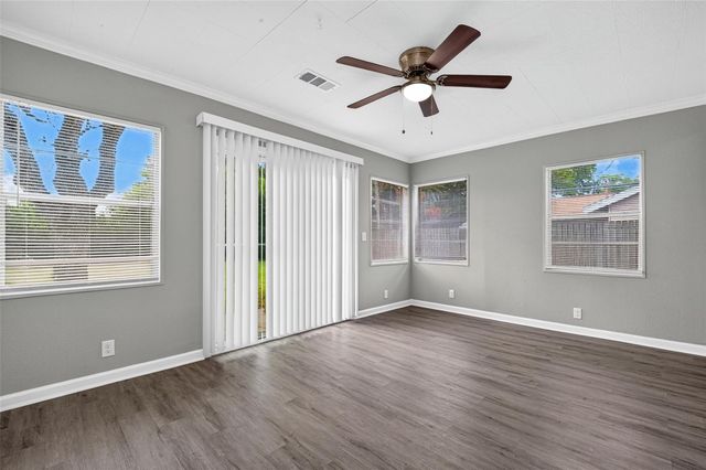 805 N 12th Street, La Porte, TX 77571