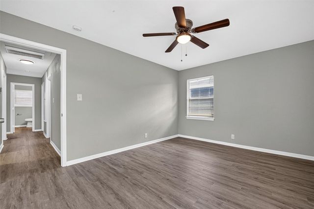 805 N 12th Street, La Porte, TX 77571