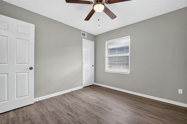 805 N 12th Street, La Porte, TX 77571