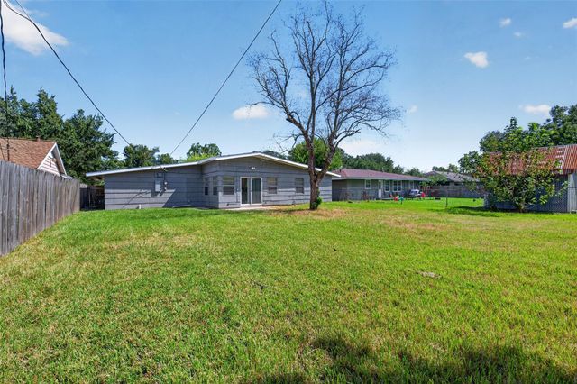 805 N 12th Street, La Porte, TX 77571