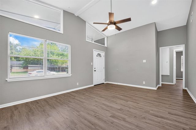 805 N 12th Street, La Porte, TX 77571