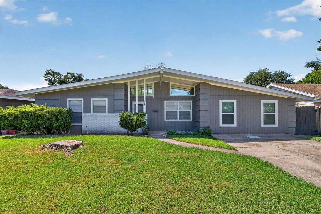 805 N 12th Street, La Porte, TX 77571