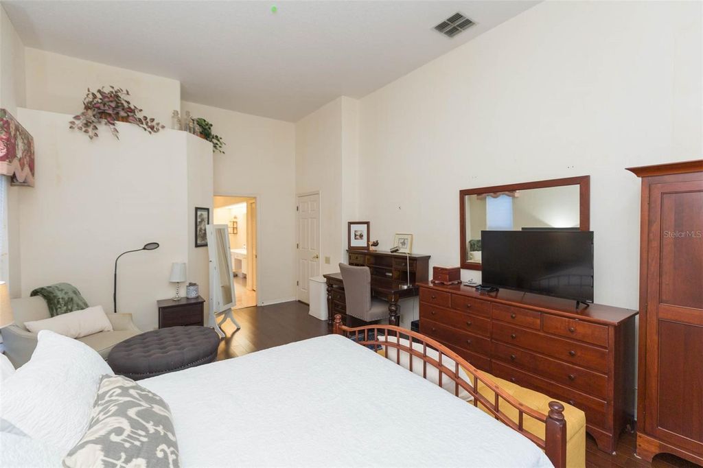 Image 24 of property listing at 9108 CANBERLEY DRIVE, Tampa, FL 33647