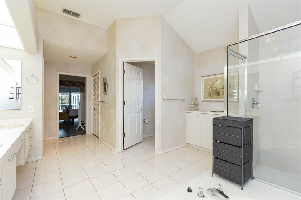 Image 26 of property listing at 9108 CANBERLEY DRIVE, Tampa, FL 33647